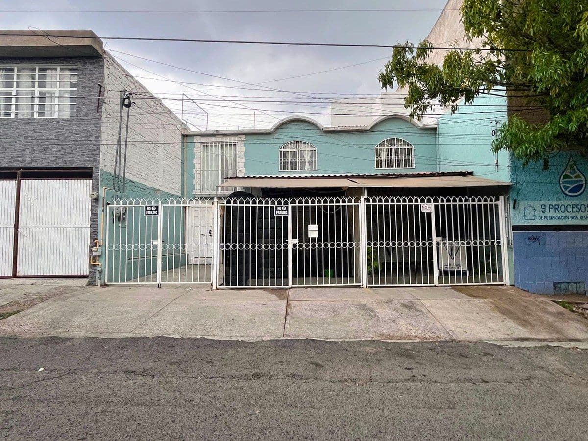 "OPORTUNIDAD" CASA HABITACION CON LOCALES COMERCIALES
